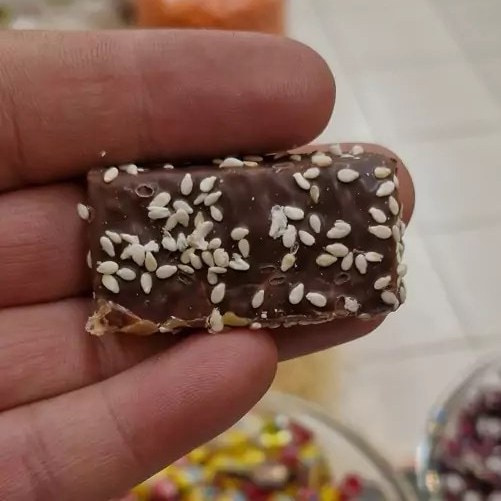 تصویر 1 از شکلات وینر آناتا با روکش کنجد برای پذیرایی مجالس و مهمانی